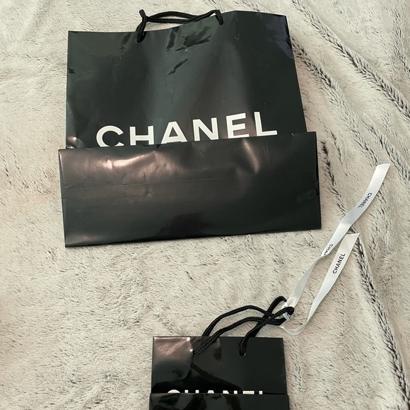 Bundle of authentic Chanel boxes, bags & ribbons - Picture 8 of 10